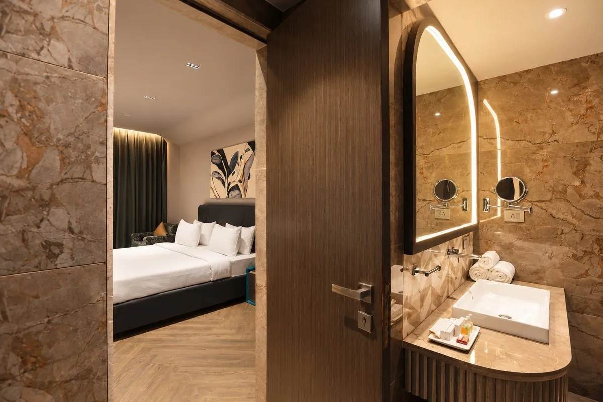 Suite Bathroom & Bedroom